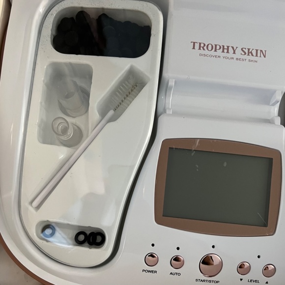 Trophy Skin MicrodermMD… Home Microdermabrasion Device - Picture 3 of 3